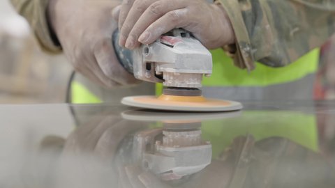 معمل ومصنع الحجر والرخام في المملكه العربيه السعوديه، تصوير مقرب ليد عامل عربي خليجي سعودي يقوم بصقل وتلميع الرخام ، منتج محلي وطني