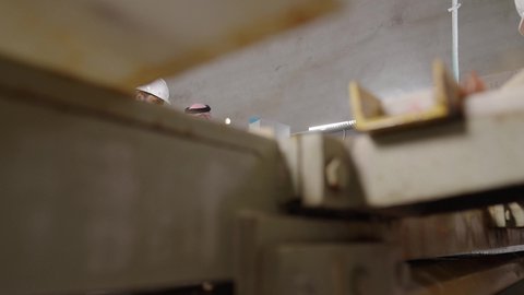 إدارة المهام اليومية بكفاءة عبر التابلت، استخدام الأجهزة التقنية الحديثة، مهن ووظائف شبابيه، مهندس عربي خليجي سعودي يرتدي ستره الحماية و الخوذة يقوم بمتابعة سير أعمال المصنع برفقة زميله