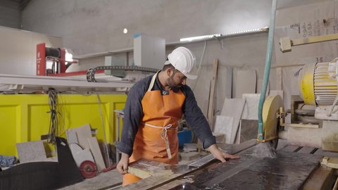 العمل الجماعي لإنجاز المهام، تدوين وتسجيل الملاحظات والمعلومات ، تحقيق الثورة الصناعية، مجموعة من المهندسين الصناعيين العرب السعوديين الخليجيين يرتدون ملابس العمل وخوذة الحماية يتابعان سير أعمال المصنع ، جودة الانتاج والتصنيع، مهن ووظائف سعودية