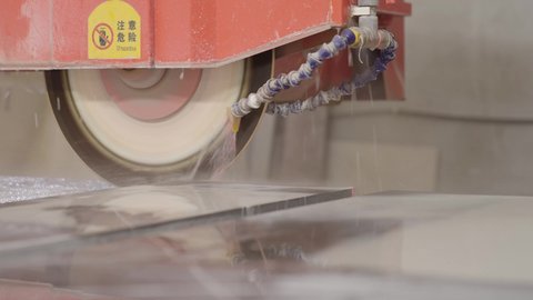 معدات صناعية حديثة، تصوير مقرب لجهاز تقطيع ألواح الرخام في المصنع، منشار كهربائي صناعي مخصص لقص وصقل الرخام الطبيعي