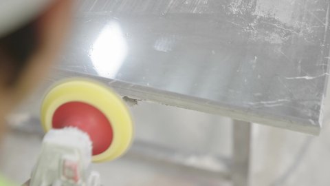 مهن وأعمال يدوية صناعية، صناعة ومعالجة الرخام، تصوير مقرب لعامل عربي خليجي سعودي يستخدم منشار الرخام الصناعي داخل المصنع، تشغيل معدات صناعية