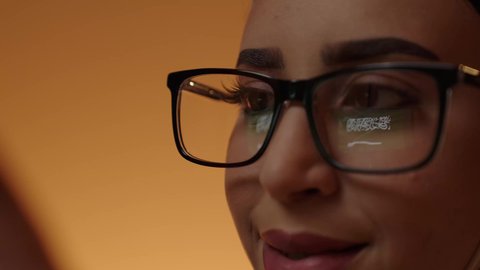 ذكرى اليوم الوطني السعودي ٢٣ سبتمبر، انعكاس صورة علم السعوديه على عدسة  العين، تصوير مقرب لعين فتاه عربيه خليجيه سعودية مبتسمه ترتدي النظارة الطبية تنظر بفخر الى علم المملكه، يوم تاسيس الدوله السعوديه الاولى ١٧٢٧  م