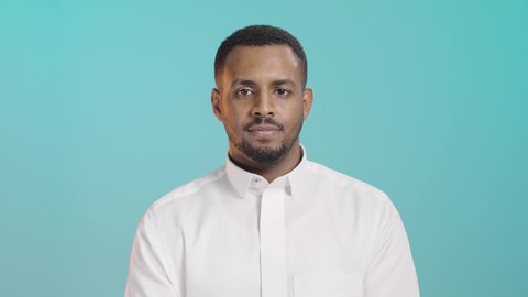 المساعدات والتبرعات الإنسانية، الأعمال الخيرية الإسلاميه، الاحساس بالأخرين ومساعدتهم، بورتريه لرجل عربي خليجي سعودي مبتسم يرتدي الثوب التقليدي  يحمل بيده صندوق تبرع، خلفية خضراء