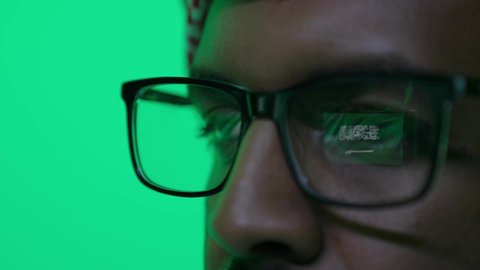 مفهوم الوطنية والانتماء، ذكرى اليوم الوطني السعودي ٢٣ سبتمبر، انعكاس رمزية علم السعودية على قرنية العين، تصوير مقرب لعين رجل عربي خليجي سعودي يرتدي النظارة الطبية ينظر بفخر الى علم المملكه، يوم تاسيس الدوله السعوديه الاولى 1727 م