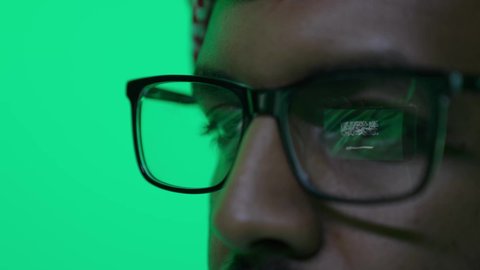 ذكرى اليوم الوطني السعودي ٢٣ سبتمبر، انعكاس رمزية علم السعودية على قرنية العين، تصوير مقرب لعين رجل عربي خليجي سعودي يرتدي النظارة الطبية ينظر بفخر الى علم المملكه، يوم تاسيس الدوله السعوديه الاولى 1727 م ، مفهوم الوطنية والانتماء