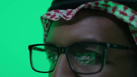 انعكاس رمزية علم السعودية على قرنية العين، تصوير مقرب لعين رجل عربي خليجي سعودي يرتدي النظارة الطبية ينظر بفخر الى علم المملكه ، ذكرى اليوم الوطني السعودي ٢٣ سبتمبر ، يوم تاسيس الدوله السعوديه الاولى 1727 م ، مفهوم الوطنية والانتماء