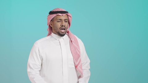 الكحة والتهاب الحلق والحاجة للعلاج، الإصابة بالأنفلونزا ونزلات البرد, إيماءات الإرهاق والتعب الشديد، بورتريه لرجل عربي خليجي سعودي يرتدي الثوب الابيض و الشماغ يضع يده أمام فمه ويقوم بالسعال, خلفية خضراء