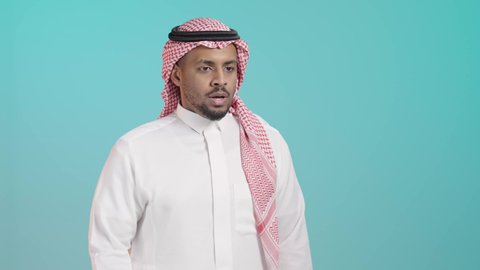 الانفلونزا والتهاب الرئة, الشعور بالمرض و الكحة, الحاجة إلى زيارة الطبيب و العلاج, الإصابة بفايروس كورونا, بورتريه لرجل عربي خليجي سعودي يرتدي الثوب الابيض و الشماغ يرفع يده إلى فمه بإيماءات السعال, خلفية خضراء