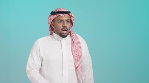 الاجواء الشتوية الباردة, الشعور بالمرض والكحة، الانفلونزا والتهاب الرئة، الاصابة بفايروس كورونا كوفيد19، الحاجة لتلقي العلاج، بورتريه لرجل عربي خليجي سعودي يرتدي الثوب الابيض و الشماغ يعاني من السعال، خلفية خضراء