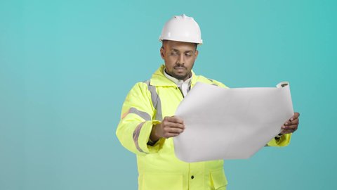 إدارة ومتابعة المشاريع الإنشائية، العمل في مجال الهندسة، بورترية لمهندس عربي خليجي سعودي يرتدي سترة وخوذة الحماية يحمل مخطط ورقي يقوم بمتابعة الخطط في موقع العمل، خلفية خضراء