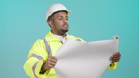 متابعة تنفيذ المشاريع المعمارية، وظائف ومهن هندسية، الإشراف على سير أعمال البناء، العمل في مجال الهندسة الإنشائية، بورترية لمهندس عربي خليجي سعودي يرتدي سترة وخوذة الحماية يحمل مخطط ورقي يقوم بمتابعة الخطط في موقع العمل، خلفية خضراء