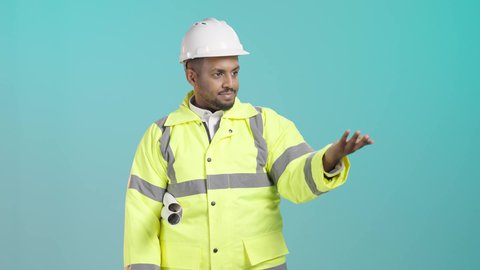 العمل في مجال الهندسة الإنشائية، متابعة المشاريع المعمارية، الإشراف على سير أعمال البناء، بورترية لمهندس عربي خليجي سعودي يرتدي سترة وخوذة الحماية يحمل المخطط الهندسي  يقوم بمراقبة التنفيذ في موقع العمل، خلفية خضراء