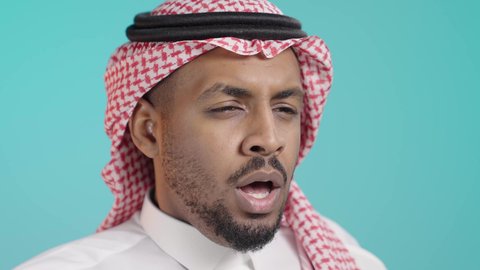 الانفلونزا والتهاب الرئة، الاصابة بفايروس كورونا كوفيد19، الشعور بالمرض والكحة، الحاجة لتلقي العلاج، الاجواء الشتوية الباردة، بورتريه مقرب لرجل عربي خليجي سعودي يرتدي الثوب الابيض و الشماغ يعاني من السعال، خلفية خضراء