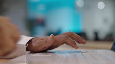 جلسه عمل عن بعد, النقر على لوحة المفاتيح, بورتريه مقرب ليد رجل عربي خليجي عماني يعمل على اللابتوب, دمج العمل مع التقنية والتكنولوجيا, مهن ووظائف ادارية مكتبية, بيئة عمل مريحة في الشركات العمانية, تحقيق الاهداف و الاستراتيجيات