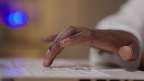 إرسال بريد الكتروني عبر الحاسوب, تصفح الإنترنت والعمل عن بعد, ادخال البيانات من خلال لوحة المفاتيح, تطور التكنولوجيا وإستخدام الأجهزة التقنية الحديثة, بورتريه مقرب ليد رجل أسمر عربي خليجي سعودي يقوم باستخدام جهاز اللابتوب