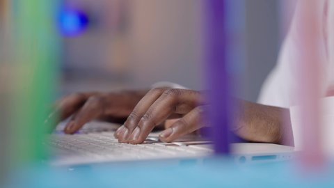 الكتابة من خلال لوحة المفاتيح، دمج التكنولوجيا الحديثة بالحياة العملية، بورتريه مقرب ليد رجل أسمر عربي خليجي سعودي يقوم باستخدام جهاز اللابتوب, إرسال بريد الكتروني عبر الحاسوب,  تصفح الإنترنت والعمل عن بعد