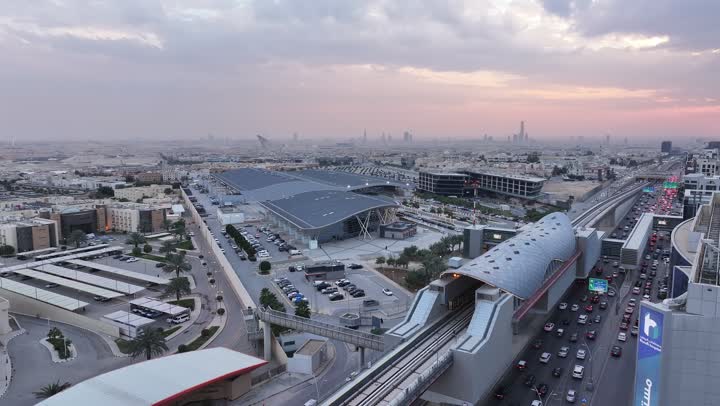 خط قطار مترو مدينة الرياض، شبكة المواصلات والحركة المرورية في العاصمة، معلم سياحي مشهور في المملكة العربية السعودية، وسائل المواصلات والتنقل الحديثة