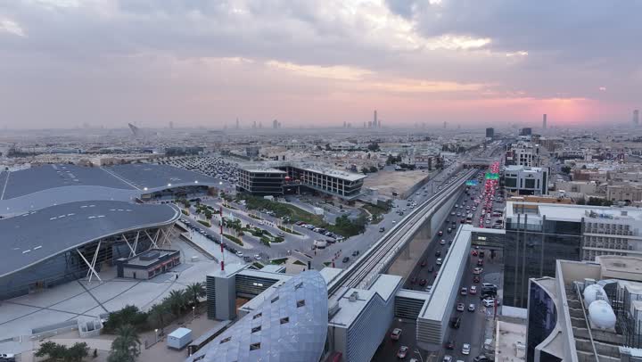 خط قطار مترو مدينة الرياض، شبكة المواصلات والحركة المرورية في العاصمة، معلم سياحي مشهور في المملكة العربية السعودية، وسائل المواصلات والتنقل الحديثة