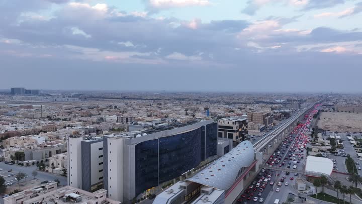 خط قطار مترو مدينة الرياض، شبكة المواصلات والحركة المرورية في العاصمة، معلم سياحي مشهور في المملكة العربية السعودية، وسائل المواصلات والتنقل الحديثة