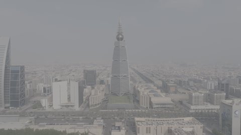 معلم سياحي مشهور في المملكة العربية السعودية، النهضة الاقتصادية والعمرانية لأفق العاصمة, الفن الهندسي المعماري للأبراج و ناطحات السحاب، تصوير درون جوي لمبنى برج الفيصلية في حي العليا في مدينة الرياض في النهار