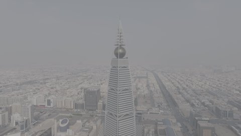  الفن الهندسي المعماري للأبراج و ناطحات السحاب، تصوير درون جوي لمبنى برج الفيصلية في حي العليا في مدينة الرياض في النهار، معلم سياحي مشهور في المملكة العربية السعودية، النهضة الاقتصادية والعمرانية لأفق العاصمة