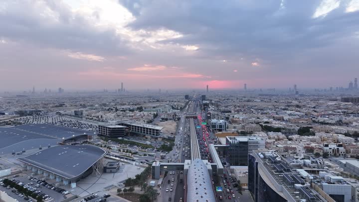 خط قطار مترو مدينة الرياض، شبكة المواصلات والحركة المرورية في العاصمة، معلم سياحي مشهور في المملكة العربية السعودية، وسائل المواصلات والتنقل الحديثة