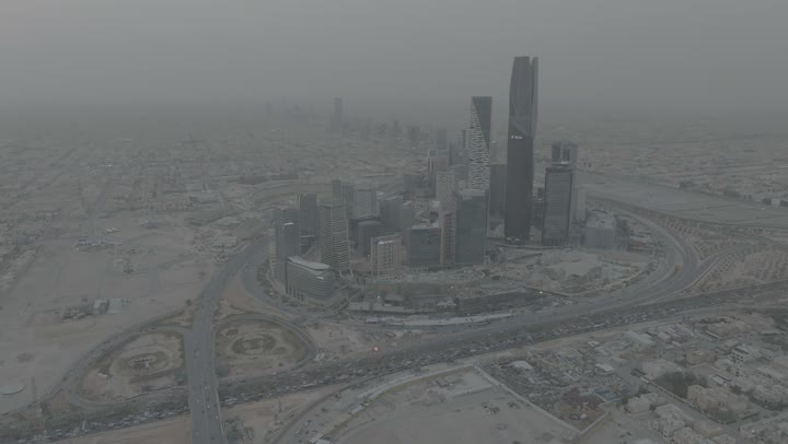 مركز الملك عبد الله المالي (كافد)، النهضة الاقتصادية والعمرانية, تصوير درون جوي لأفق مدينة الرياض في النهار, الأبراج وناطحات السحاب على الطراز الحديث والمتطور, معالم التجارة والاقتصاد المشهورة في العاصمة السعودية