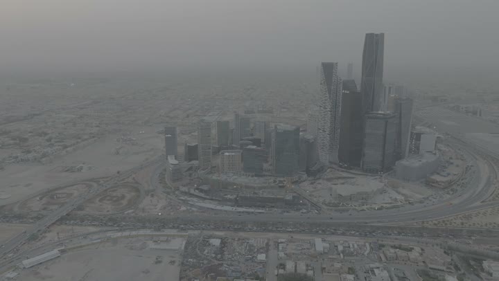 مركز الملك عبد الله المالي (كافد)، النهضة الاقتصادية والعمرانية, تصوير درون جوي لأفق مدينة الرياض في النهار, الأبراج وناطحات السحاب على الطراز الحديث والمتطور, معالم التجارة والاقتصاد المشهورة في العاصمة السعودية