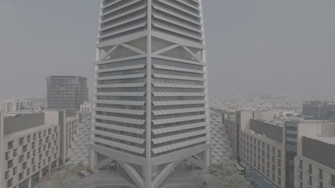 معلم سياحي مشهور في المملكة العربية السعودية، النهضة الاقتصادية والعمرانية لأفق العاصمة, الفن الهندسي المعماري للأبراج و ناطحات السحاب، تصوير درون جوي لمبنى برج الفيصلية في حي العليا في مدينة الرياض في النهار