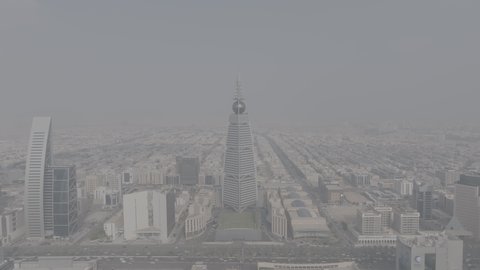 معلم سياحي مشهور في المملكة العربية السعودية، النهضة الاقتصادية والعمرانية لأفق العاصمة, الفن الهندسي المعماري للأبراج و ناطحات السحاب، تصوير درون جوي لمبنى برج الفيصلية في حي العليا في مدينة الرياض في النهار