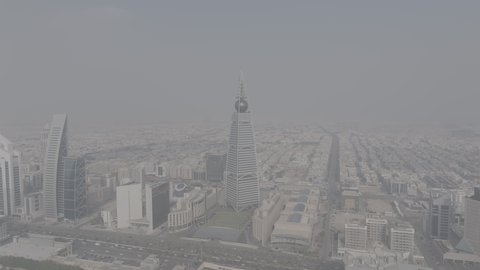  الفن الهندسي المعماري للأبراج و ناطحات السحاب، تصوير درون جوي لمبنى برج الفيصلية في حي العليا في مدينة الرياض في النهار، معلم سياحي مشهور في المملكة العربية السعودية، النهضة الاقتصادية والعمرانية لأفق العاصمة