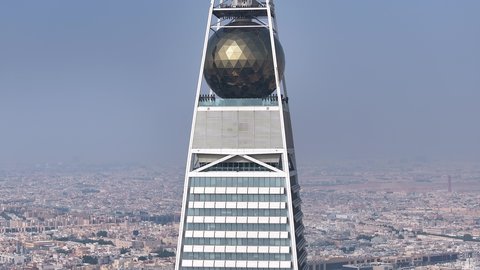  الفن الهندسي المعماري للأبراج و ناطحات السحاب، تصوير درون جوي لمبنى برج الفيصلية في حي العليا في مدينة الرياض في النهار، معلم سياحي مشهور في المملكة العربية السعودية، النهضة الاقتصادية والعمرانية لأفق العاصمة