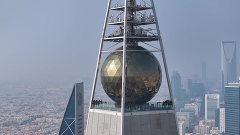 معلم سياحي مشهور في المملكة العربية السعودية، النهضة الاقتصادية والعمرانية لأفق العاصمة, الفن الهندسي المعماري للأبراج و ناطحات السحاب، تصوير درون جوي لمبنى برج الفيصلية في حي العليا في مدينة الرياض في النهار