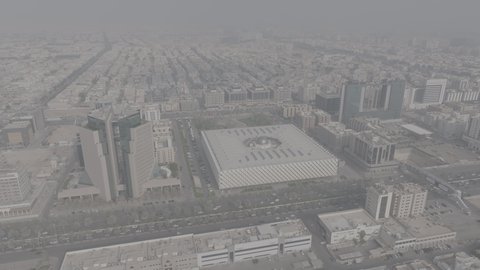 مكتبة الملك فهد الوطنية في مدينة الرياض في النهار، مركز ثقافي لتنمية الثقافة والقراءة، الفن الهندسي المعماري على الطراز المتطور والحديث لبناء الأبراج وناطحات السحاب المملكة العربية السعودية، معالم  واماكن ثقافية سياحية مشهورة