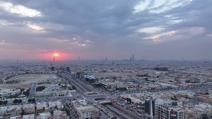 النمو والتطور والتقدم العمراني للمباني والمنشآت التجارية، الفن الهندسي المعماري للأبراج و ناطحات السحاب، تصوير درون جوي  في مدينة الرياض وقت غروب الشمس، النهضة الاقتصادية والعمرانية لأفق العاصمة