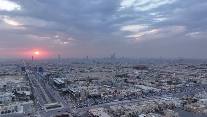 النمو والتطور والتقدم العمراني للمباني والمنشآت التجارية، الفن الهندسي المعماري للأبراج و ناطحات السحاب، تصوير درون جوي  في مدينة الرياض وقت غروب الشمس، النهضة الاقتصادية والعمرانية لأفق العاصمة