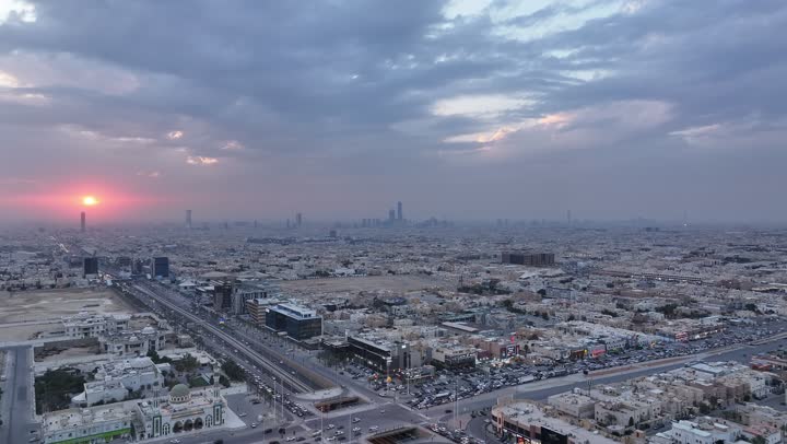 النمو والتطور والتقدم العمراني للمباني والمنشآت التجارية، الفن الهندسي المعماري للأبراج و ناطحات السحاب، تصوير درون جوي  في مدينة الرياض وقت غروب الشمس، النهضة الاقتصادية والعمرانية لأفق العاصمة