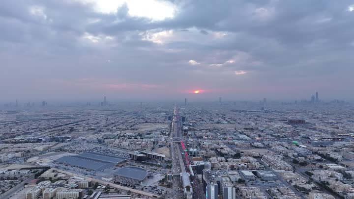 النمو والتطور والتقدم العمراني للمباني والمنشآت التجارية، الفن الهندسي المعماري للأبراج و ناطحات السحاب، تصوير درون جوي  في مدينة الرياض وقت غروب الشمس، النهضة الاقتصادية والعمرانية لأفق العاصمة