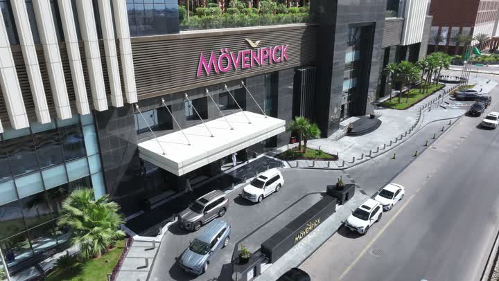 جذب واستقطاب السياح من أنحاء العالم, الفن الهندسي المعماري للأبراج ناطحات السحاب، تصوير درون جوي لفندق ومنتجع موفنبيك الرياض, الأماكن والمعالم السياحية المشهورة في المملكة العربية السعودية