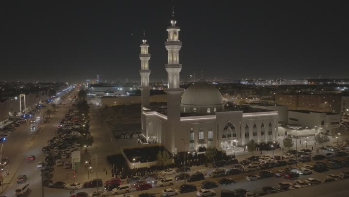 مسجد في مدينة الرياض، العبادة والتقرب الى الله، مكان ديني اسلامي في عاصمة المملكة العربية السعودية، الفن الهندسي المعماري للمساجد على الطراز الإسلامي, دعوة المسلمين لإقامة الصلاة على وقتها