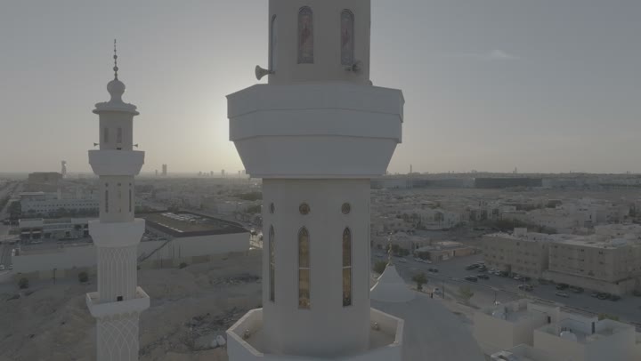 مسجد في مدينة الرياض، العبادة والتقرب الى الله، مكان ديني اسلامي في عاصمة المملكة العربية السعودية، الفن الهندسي المعماري للمساجد على الطراز الإسلامي, دعوة المسلمين لإقامة الصلاة على وقتها