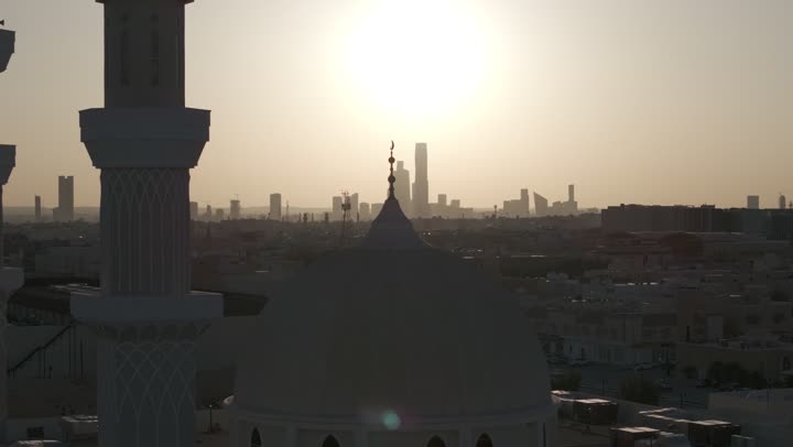 مسجد في مدينة الرياض، العبادة والتقرب الى الله، مكان ديني اسلامي في عاصمة المملكة العربية السعودية، الفن الهندسي المعماري للمساجد على الطراز الإسلامي, دعوة المسلمين لإقامة الصلاة على وقتها