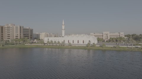 معالم دينية إسلامية في المناطق الساحلية، الأشجار والنباتات الخضراء في الحدائق المطلة على شاطئ البحر، العبادة والتقرب إلى الله، تصوير درون لمسجد الجفالي على الواجهة البحرية في مدينة جدة، اماكن سياحية مشهورة في المملكة العربية السعودية