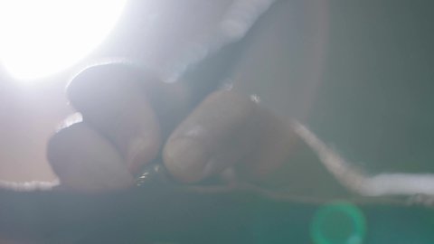 الفخر بأصالة المملكة، ارتداء الزي الشعبي في المناسبة الوطنية، تصوير مقرب لرجل عربي خليجي سعودي يرتدي الغترة والعقال الذهبي والبشت يمسك بيده الريشة يقوم بالكتابة على مخطوطة جلد تاريخية، الخطابات والمراسلات التراثية لتأسيس الدولة الأولى 1727م، يوم بدينا 22 فبراير