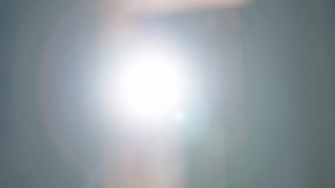 المراسلات  والخطابات التراثية لتأسيس الدولة السعودية الأولى 1727م، يوم بدينا 22 فبراير, ارتداء الزي الشعبي في المناسبة الوطنية، الفخر بأصالة المملكة، تصوير مقرب لرجل عربي خليجي سعودي يرتدي الغترة والعقال الذهبي والبشت يقوم بتسليم مخطوطة جلد تاريخية إلى شخص آخر