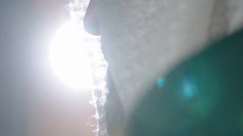 المراسلات  والخطابات التراثية لتأسيس الدولة السعودية الأولى 1727م، يوم بدينا 22 فبراير, ارتداء الزي الشعبي في المناسبة الوطنية، الفخر بأصالة المملكة، تصوير مقرب لرجل عربي خليجي سعودي يرتدي الغترة والعقال الذهبي والبشت يقوم بتسليم مخطوطة جلد تاريخية إلى شخص آخر