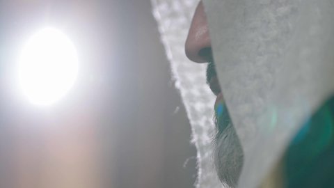 المراسلات  والخطابات التراثية لتأسيس الدولة السعودية الأولى 1727م، يوم بدينا 22 فبراير, ارتداء الزي الشعبي في المناسبة الوطنية، الفخر بأصالة المملكة، تصوير مقرب لرجل عربي خليجي سعودي يرتدي الغترة والعقال الذهبي والبشت يقوم بتسليم مخطوطة جلد تاريخية إلى شخص آخر