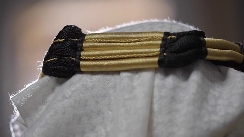 المراسلات  والخطابات التراثية لتأسيس الدولة السعودية الأولى 1727م، يوم بدينا 22 فبراير, ارتداء الزي الشعبي في المناسبة الوطنية، الفخر بأصالة المملكة، تصوير مقرب لرجل عربي خليجي سعودي يرتدي الغترة والعقال الذهبي والبشت يقوم بتسليم مخطوطة جلد تاريخية إلى شخص آخر