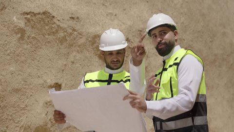 اكتشاف فن العمارة القديم واساسيات بناء البيوت الطينية، مهندسان عربيان خليجيان سعوديان يرتديان السترة وخوذة الحماية يقفان على اطلال قصر سلوى في البجيري الدرعية، يوم بدينا 1727 م، ذكرى تأسيس الدولة السعودية الأولى 22 فبراير