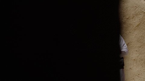 دراسة فن العمارة القديم واساسيات بناء البيوت الطينية، مهندسان عربيان خليجيان سعوديان يرتديان السترة وخوذة الحماية يقفان على اطلال قصر سلوى في البجيري الدرعية، يوم بدينا 1727 م، ذكرى تأسيس الدولة السعودية الأولى 22 فبراير